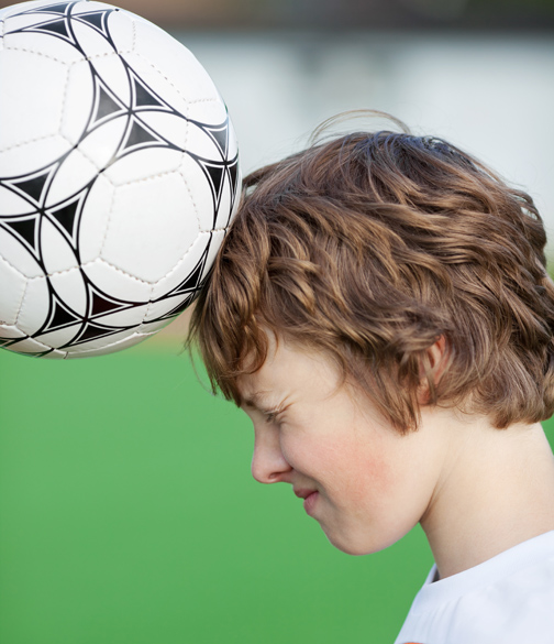 junger fußballer macht kopfball