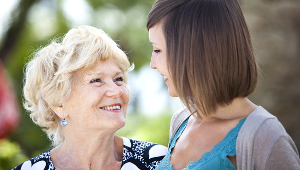 Nonna e nipote che sorrridono